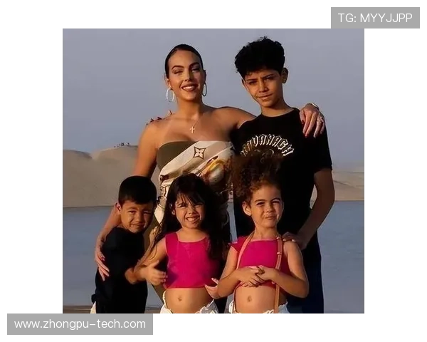 C罗为二女儿庆生送祝福偷穿乔治娜高跟鞋的趣味瞬间 C罗为二女儿庆生送祝福偷穿乔治娜高跟鞋的趣味瞬间